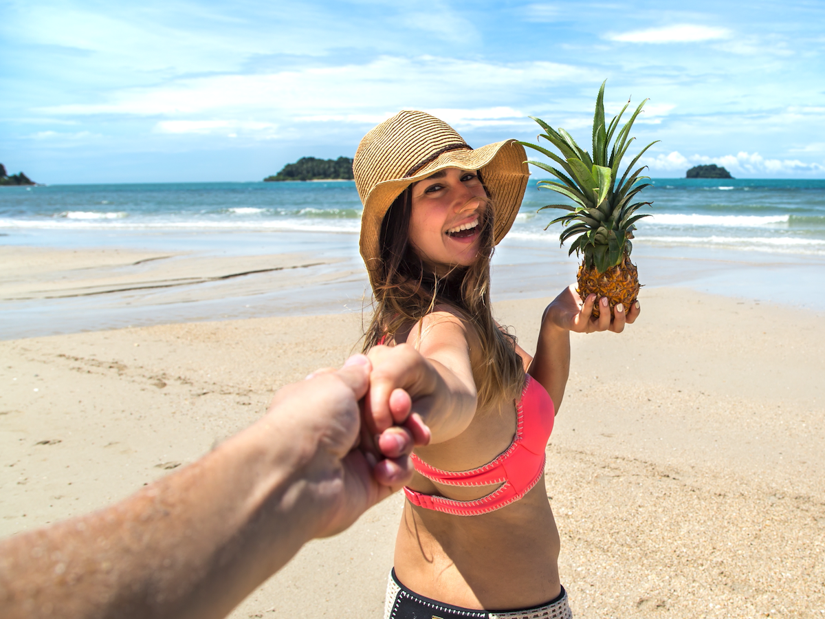 ragazza con ragazzo e ananas