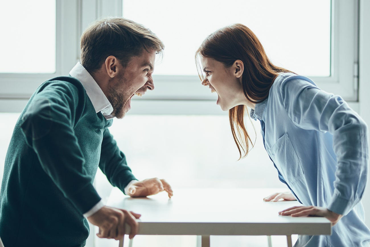 un uomo e una donna litigano