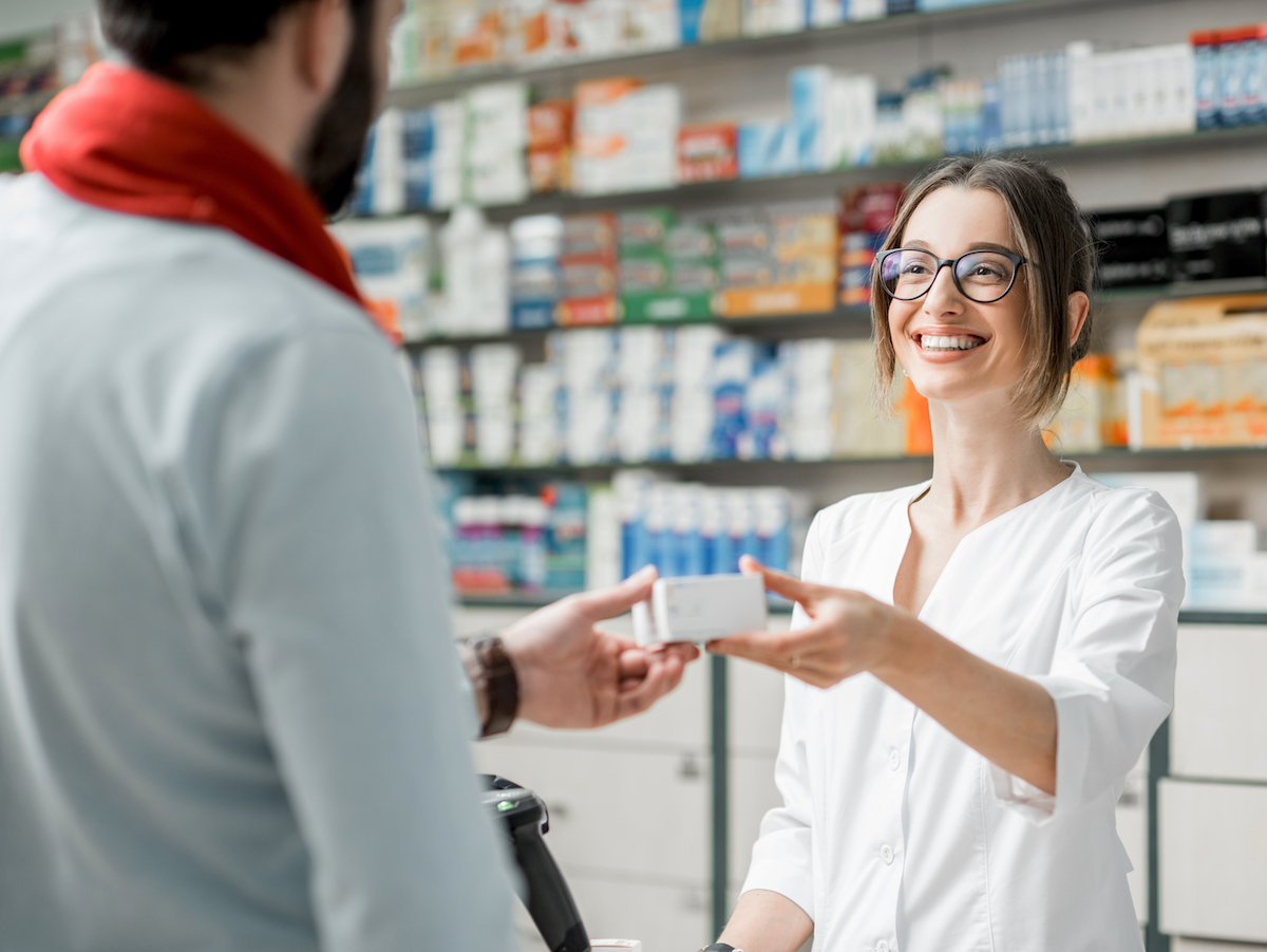farmacista-consegna-medicinale