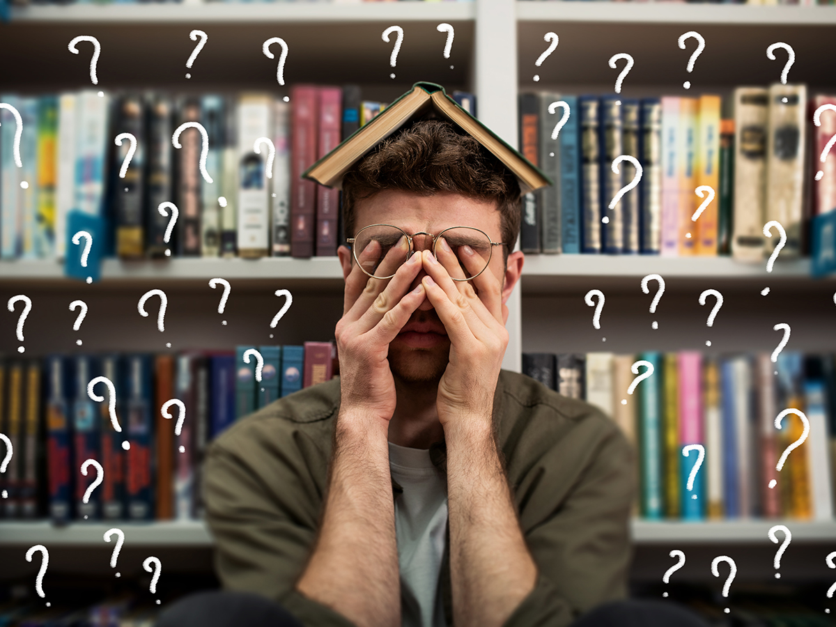 uomo confuso da un libro