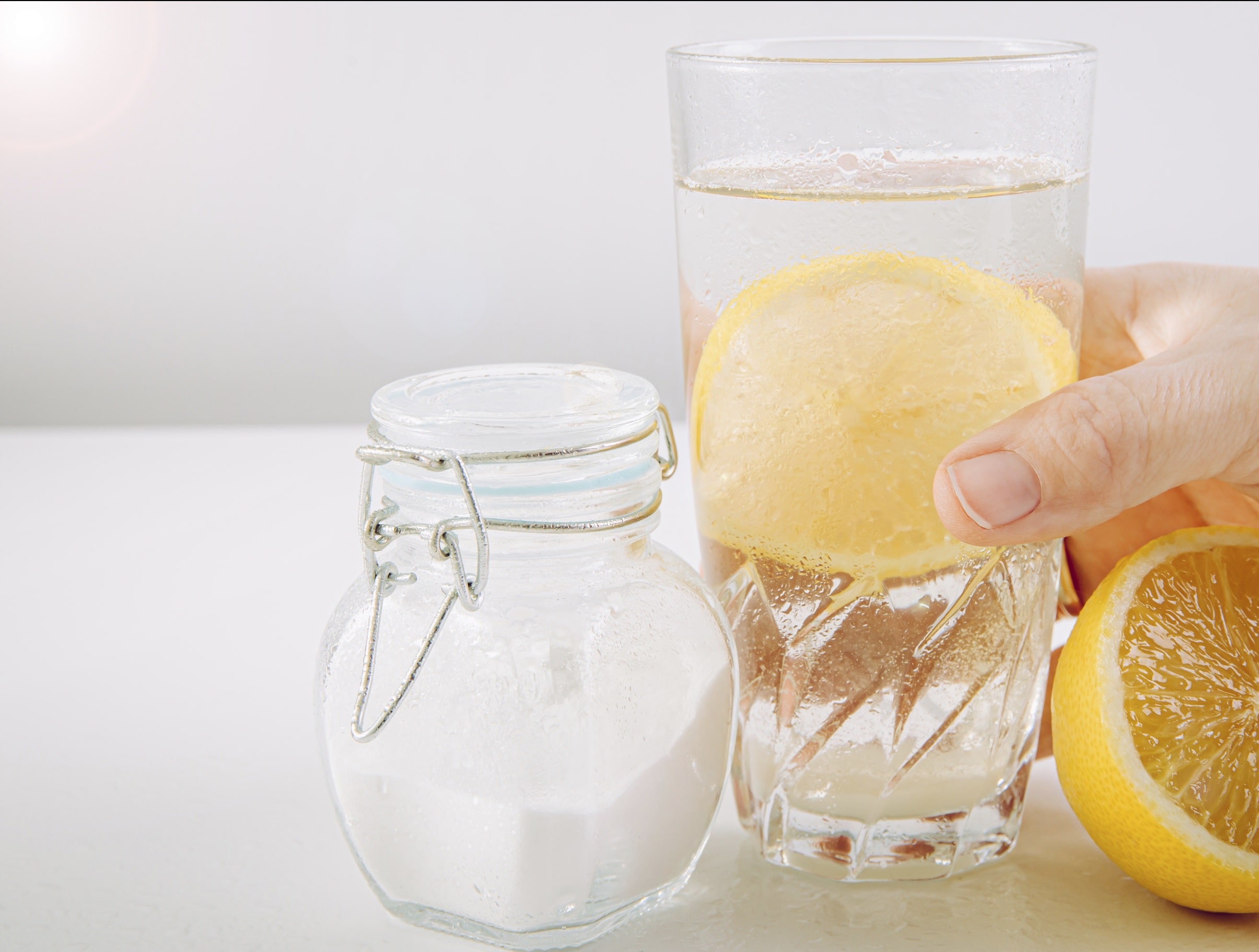 bicchiere di bicarbonato e acqua
