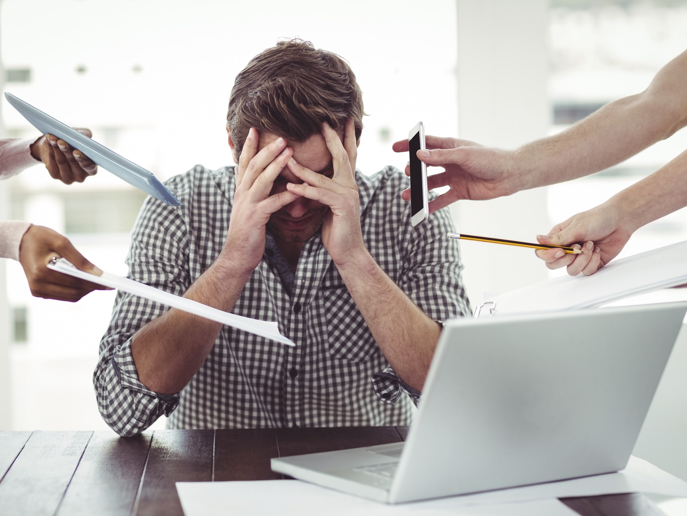 uomo stressato a lavoro