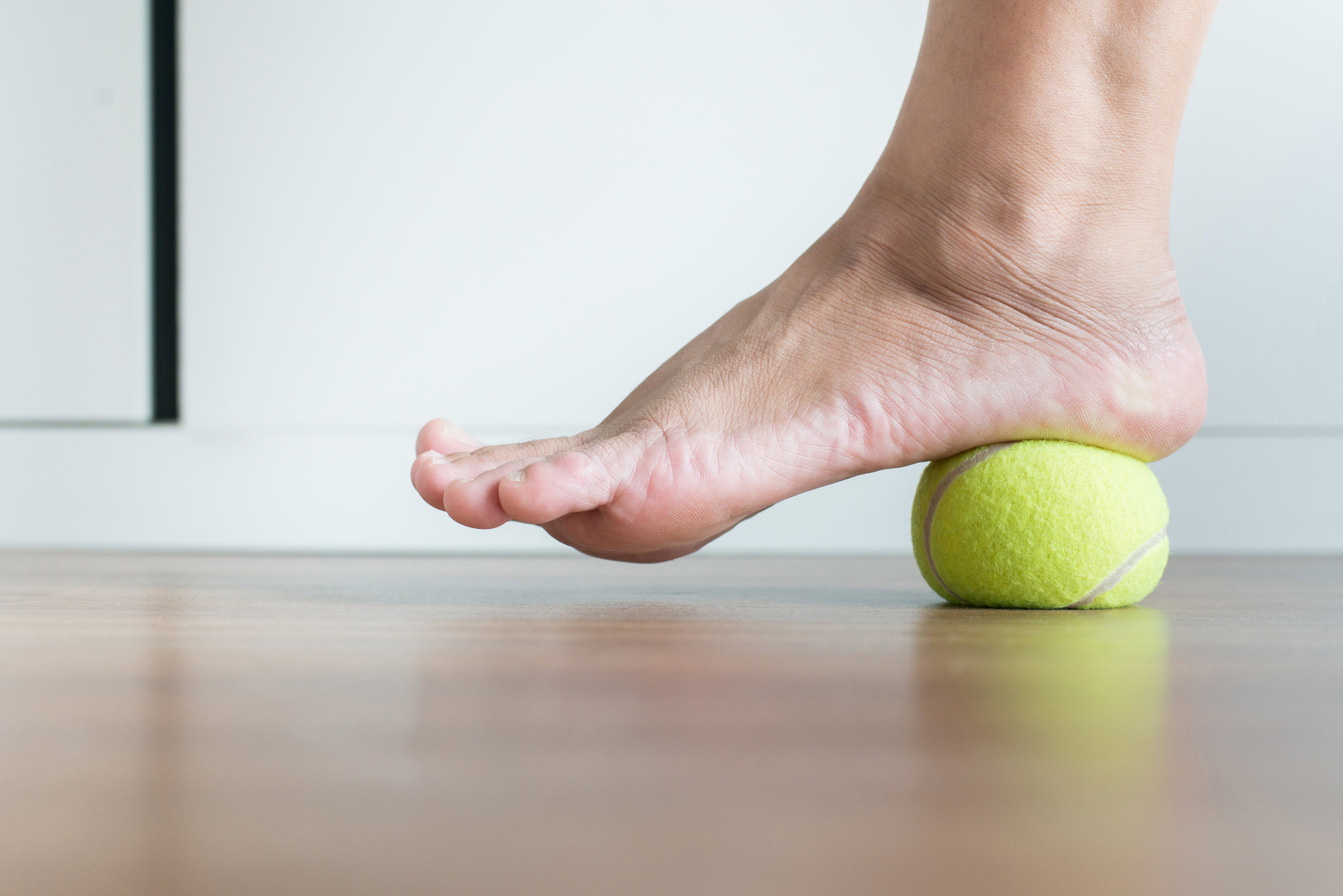 esercizio con pallina da tennis per pianta del piede
