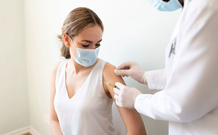 Donna si sottopone al vaccino covid 19