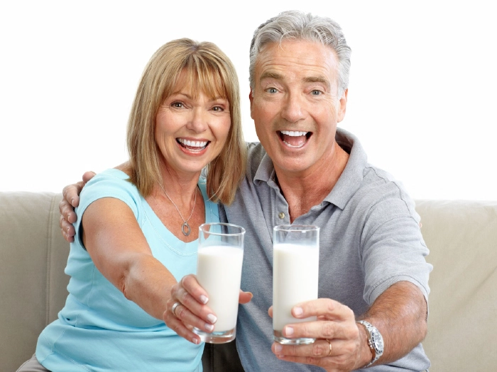 coppia-beve-latte-entusiasta