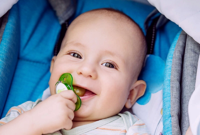 bambino con il ciuccio