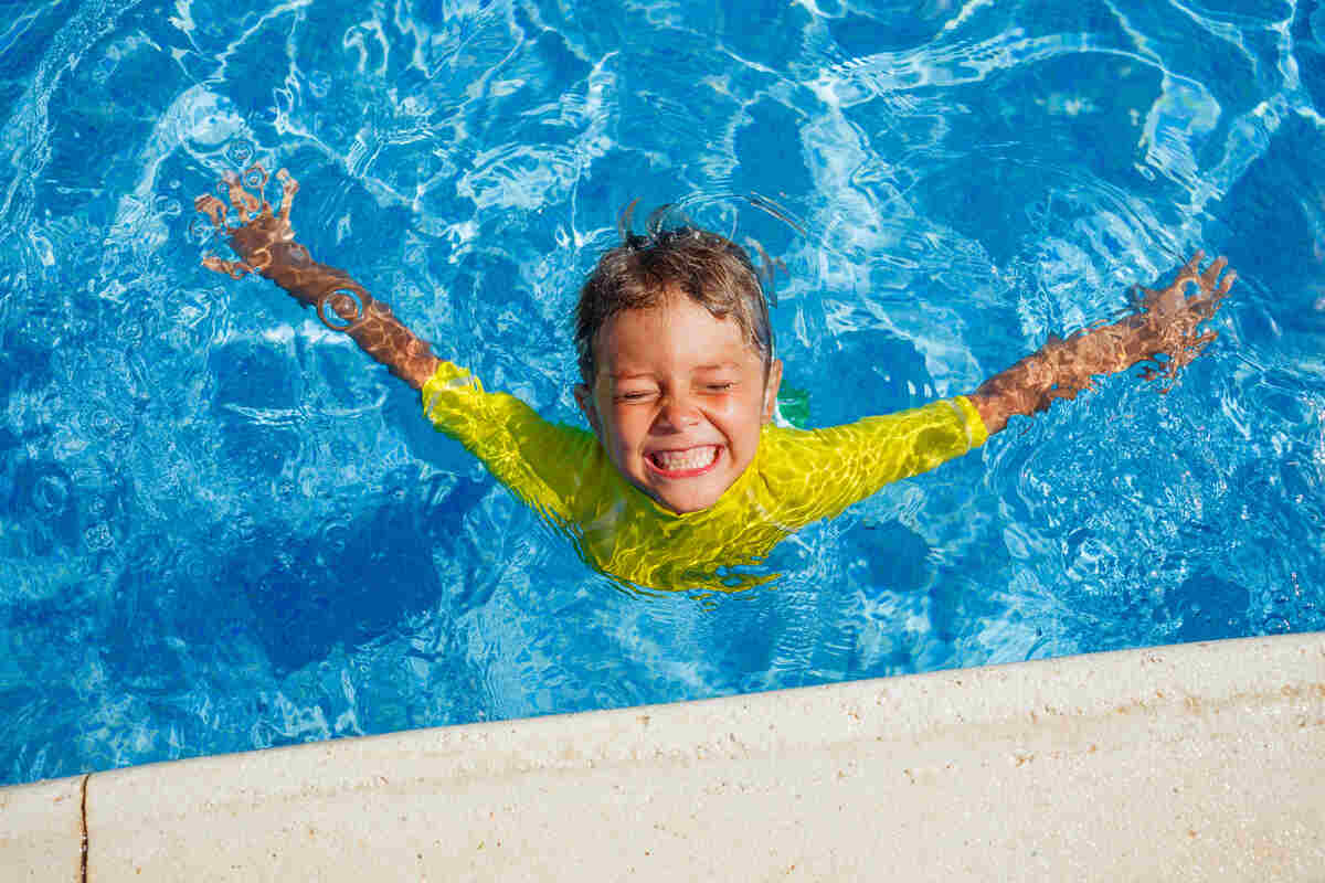 bambino in piscina