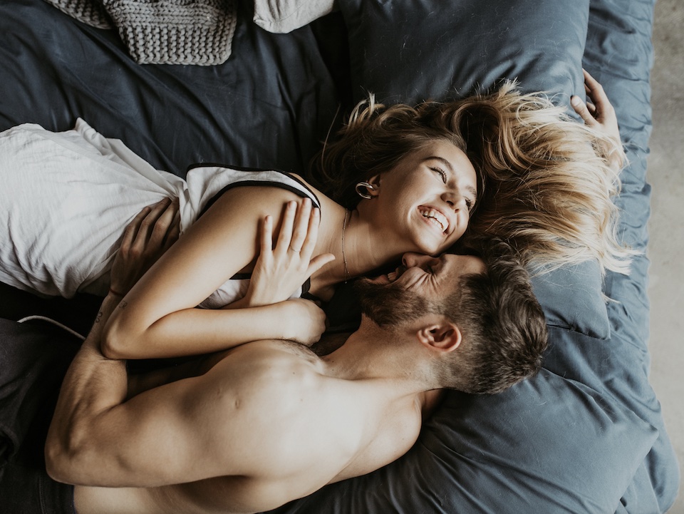 coppia-felice-sul-letto